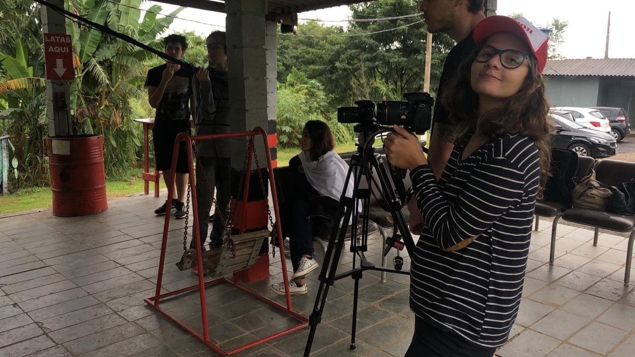 Equipe em campo: entre câmeras, ação e disparos de tinta.